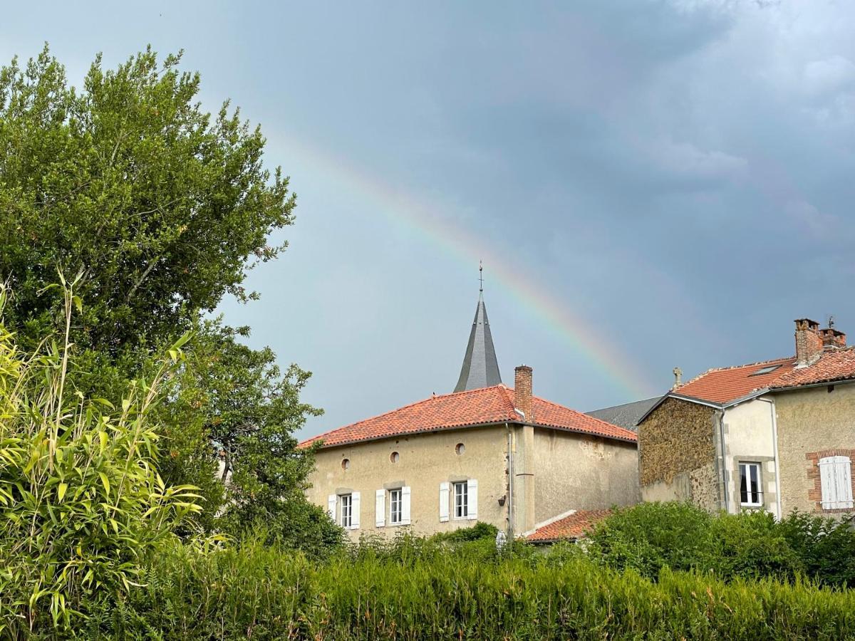 Maison Hirondelles Hotes Mezieres-sur-Issoire Exteriör bild